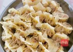 Illustration of how to make steamed wontons with mushroom, carrot and meat filling 7