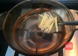 Illustration of how to make fresh clam and winter melon soup 5