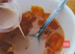 Illustration of how to make mango milk tea 3