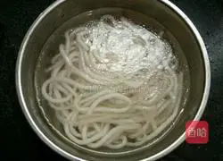 Illustration of how to make QQ noodles with chili sauce 7