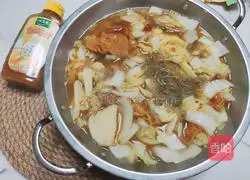 Illustration of how to make cabbage, vermicelli and egg dumpling soup 6