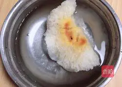 Illustration of how to make Lily, Longan and Tremella Soup (moistening lungs and nourishing blood) 1