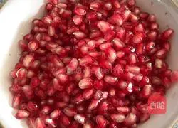 Illustration of how to make pomegranate juice 6