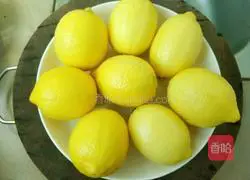 Illustration of how to make lemon honey water 2