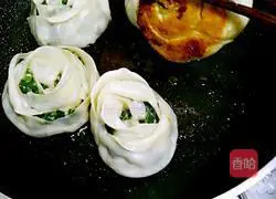 Fried Dumplings with Chives, Shrimp and Rosette#New Year's Eve Dinner Recipe Illustration 13