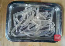 Illustration of how to make pork and cabbage stewed vermicelli 2