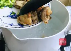 Illustration of how to make small seafood leek soup 3