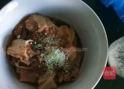 Illustration of how to make chicken, mushroom and green chili noodles 1