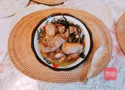 Illustration of how to make fresh taro, snail slices, black beans, gorgon seeds, Polygonatum sibiricum, tea tree mushrooms and hen soup 13