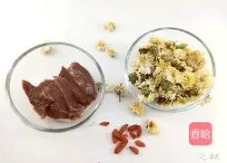 Illustration of how to nourish the liver and improve eyesight with chrysanthemum pig liver soup 1