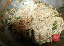 Illustration of how to make fried noodles with green pepper and shredded pork 10