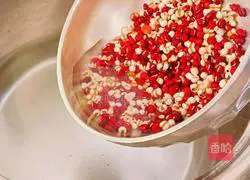 Illustration of how to make red bean and barley water 3