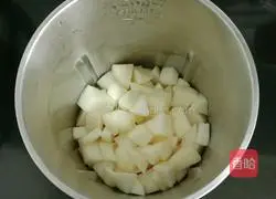 Illustration of how to make Sichuan clam, wolfberry and snow pear soup 3