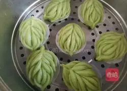 Illustration of how to make spinach and willow leaf steamed buns 13