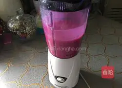 Illustration of how to make dragon fruit milkshake 6