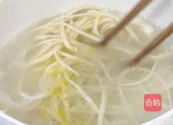 Illustration of how to make shredded radish braised noodles 10