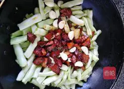 Illustration of how to make braised pork and beans and stuffed noodles 5