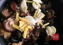 Illustration of braised pork ribs with mushrooms and fungus 9