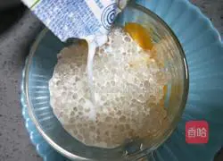 Illustration of how to fish milk sago and fruit 11