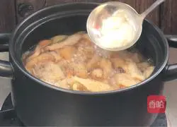 Illustration of tomato and pork blood and pork skin soup 11