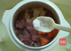 Illustration of how to make carrot, beef and bean soup 5