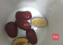 Illustration of how to make red date milk tea 1