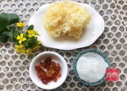 Illustration of how to make peach gum and white fungus soup 1