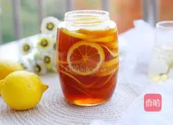Illustration of how to make homemade lemon honey water 9