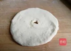 Illustration of how to make home-style egg five-spice pancake 6