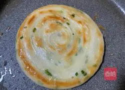 Illustration of how to make hot noodles and scallion pancakes 12