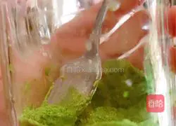 Illustration of how to make matcha milk tea 4