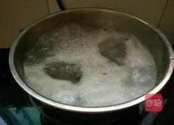 Illustration of how to make mushroom and chestnut lean meat soup 3