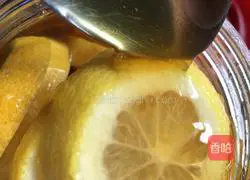 Illustration of how to make lemon honey water 5