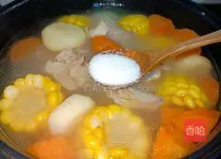 Illustration of how to make pork ribs, corn and water chestnut soup 10