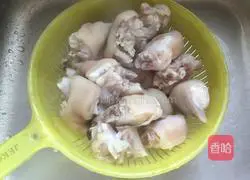 Snow pea, squid and pig's trotters soup recipe 3