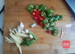 Illustration of how to make fat beef in golden soup 3