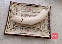 Illustration of how to make fruit and nut yogurt cups 1