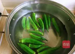 Illustration of how to make okra mixed with oil and vinegar sauce 2