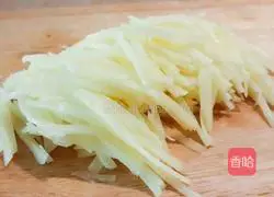 Illustration of how to make shredded potatoes with celery, pepper and oil 3