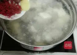 Illustration of how to make kudzu and pork bone soup 7