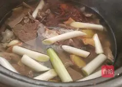 Illustration of home-style braised lamb offal soup 7