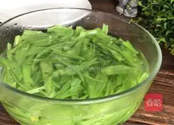 Illustration of how to mix water spinach stems with chili sauce (weight loss version) 6