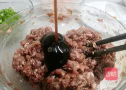 Illustration of how to make fresh meat ingot wontons 7