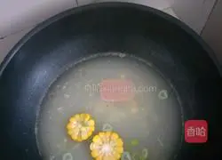 Illustration of how to make pork bone noodle soup 2