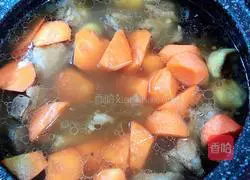 Illustration of how to make chestnut, radish and pork ribs soup (strengthening the spleen and kidneys) 10