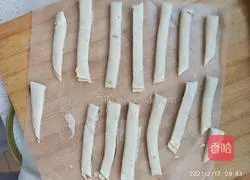 Illustration of how to eat hand pancakes as snacks 2