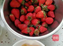 Illustration of how to make canned strawberries 1