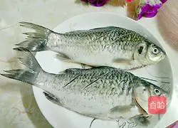 Illustration of how to make tomato and crucian carp soup 3