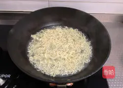 Illustration of how to make instant noodle egg cake 3