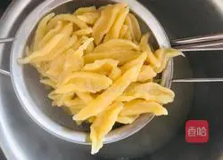 Illustration of how to make egg scissor noodles 6